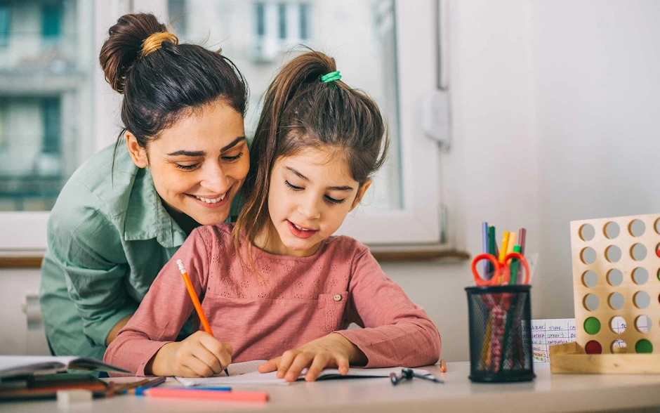 Imagen de niños estudiando desde casa