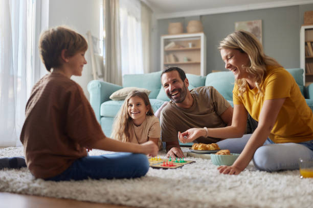 Imagen de niños estudiando desde casa