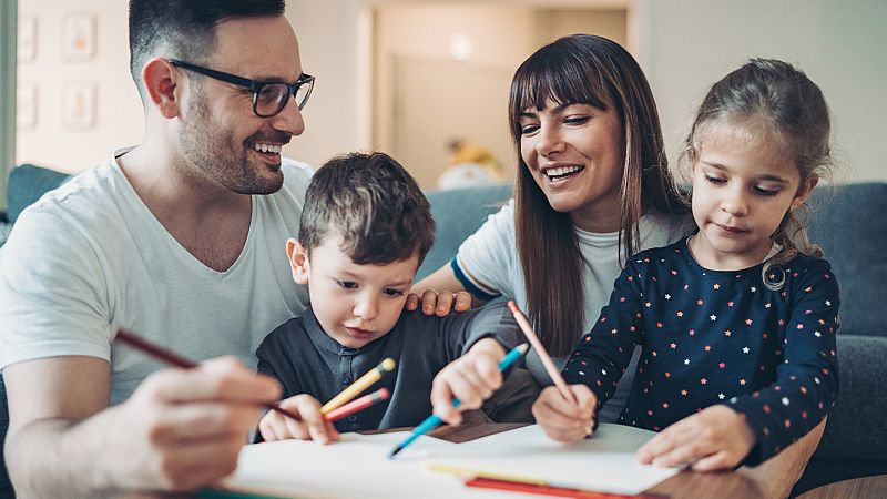 Imagen de niños estudiando desde casa